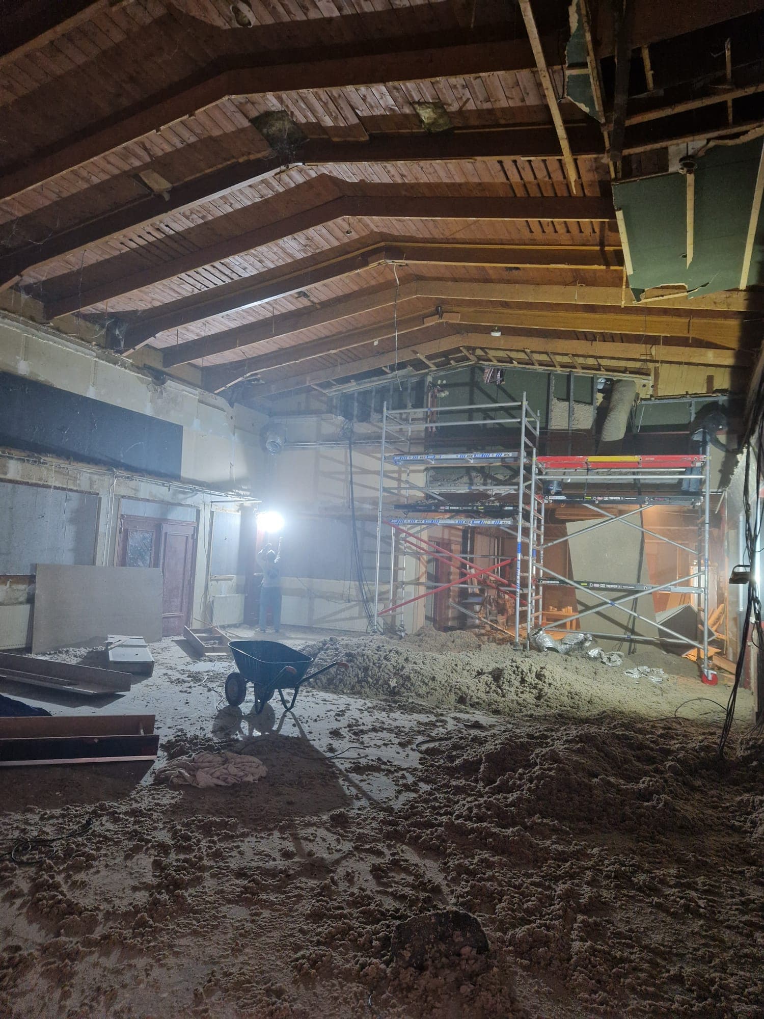 Van feestzaal naar twee luxe appartementen, Spijkenisse