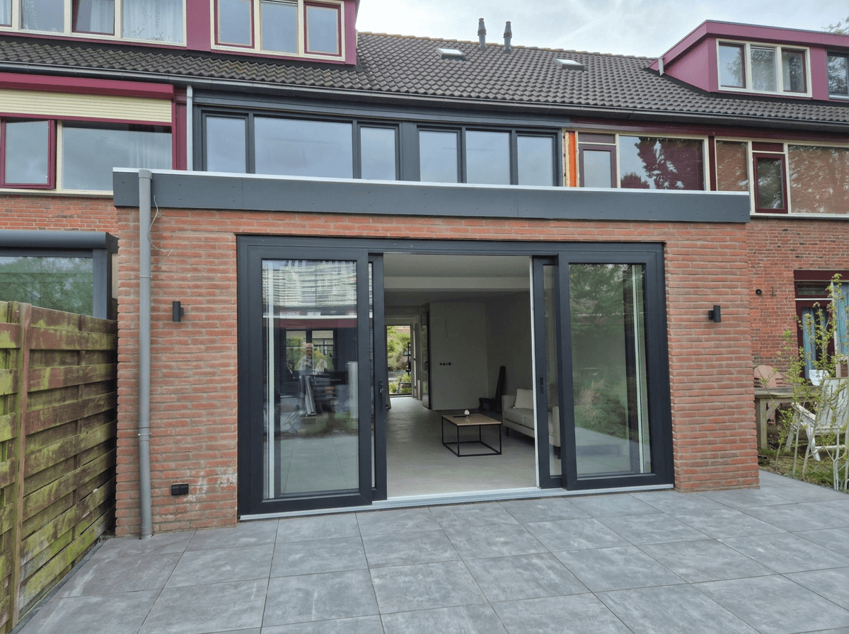 Uitbouw voor en na Tile Stones